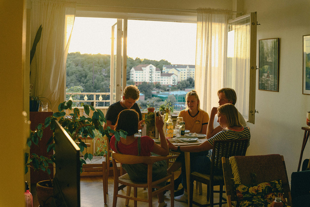 Una familia sueca disfrutando de una comida en casa.